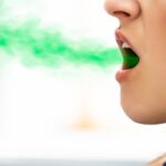 Ağız kokusunun nedenlerini ve günlük bakım önerilerini gösteren bilgilendirici görsel.