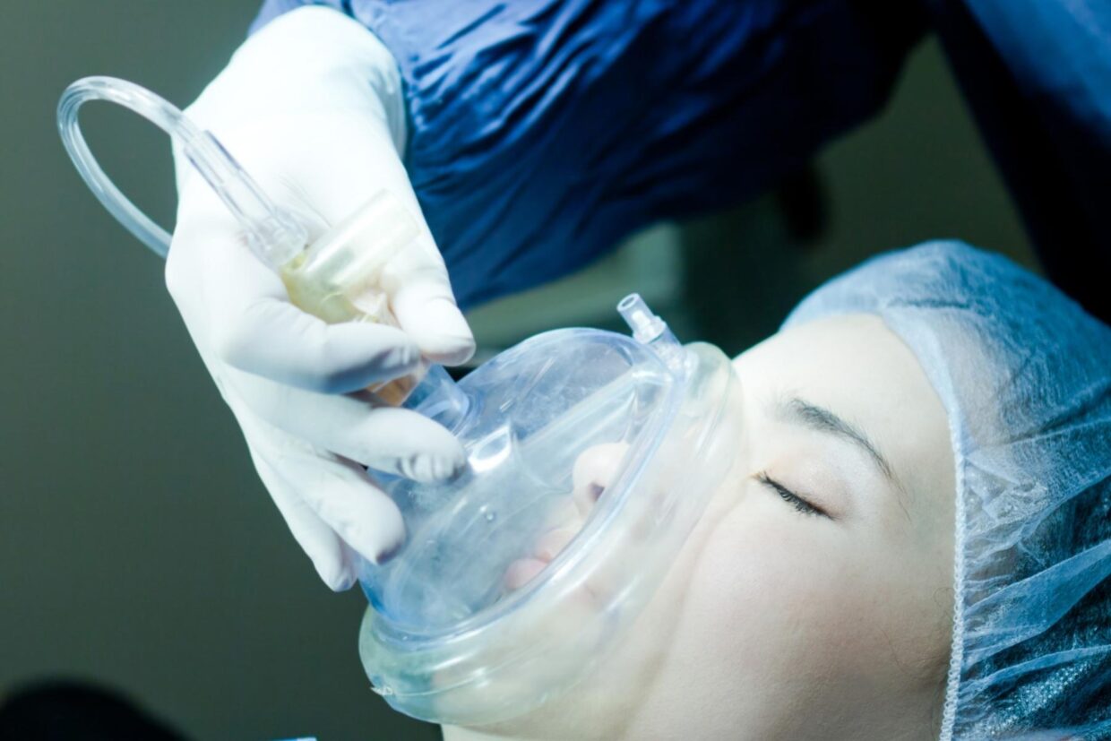 Genel anestezi altında diş tedavisi sırasında kontrollü şekilde uyutulan hastayı izleyen anestezi ekibi.