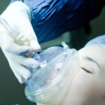 Genel anestezi altında diş tedavisi sırasında kontrollü şekilde uyutulan hastayı izleyen anestezi ekibi.