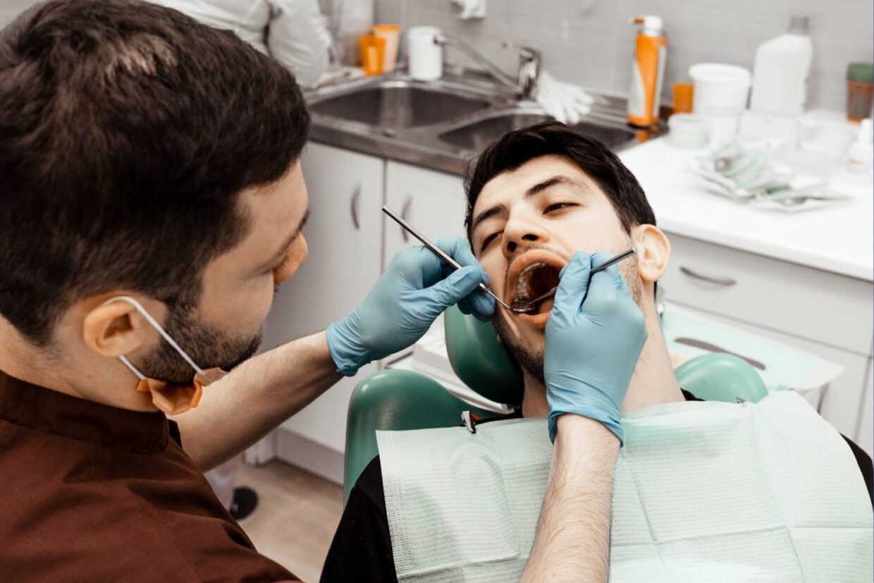 Diş ağrısı türlerini ve ağrı şekillerine göre olası nedenleri gösteren bilgilendirici görsel.