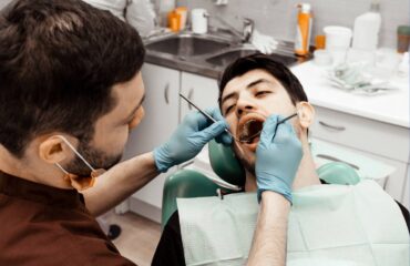 dis-agrisi-turleri-nelerdir-hangi-agri-ne-anlama-gelebilir Diş ağrısı türlerini ve ağrı şekillerine göre olası nedenleri gösteren bilgilendirici görsel.