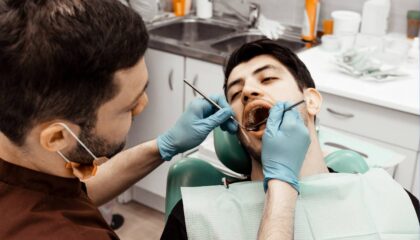 Diş ağrısı türlerini ve ağrı şekillerine göre olası nedenleri gösteren bilgilendirici görsel.