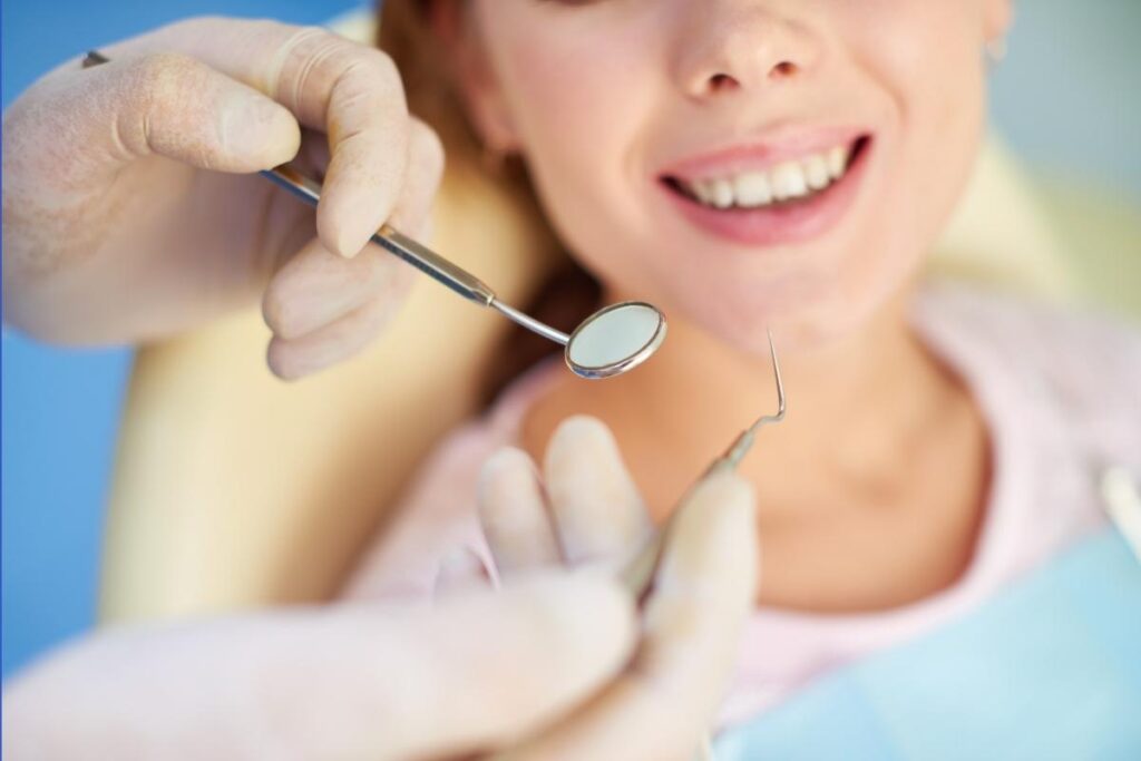 Diş hassasiyetinin nedenlerini ve günlük ağız bakımında dikkat edilmesi gerekenleri gösteren bilgilendirici görsel.