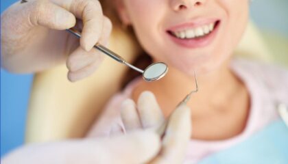 Diş hassasiyetinin nedenlerini ve günlük ağız bakımında dikkat edilmesi gerekenleri gösteren bilgilendirici görsel.