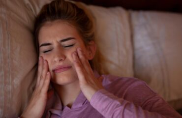 Diş sıkma ve bruksizmin belirtilerini, gece plağı kullanımını anlatan bilgilendirici görsel.