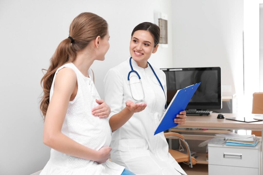 Hamilelikte ağız ve diş sağlığındaki değişimleri ve doğru bakım önerilerini anlatan bilgilendirici görsel.