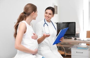 Hamilelikte ağız ve diş sağlığındaki değişimleri ve doğru bakım önerilerini anlatan bilgilendirici görsel.