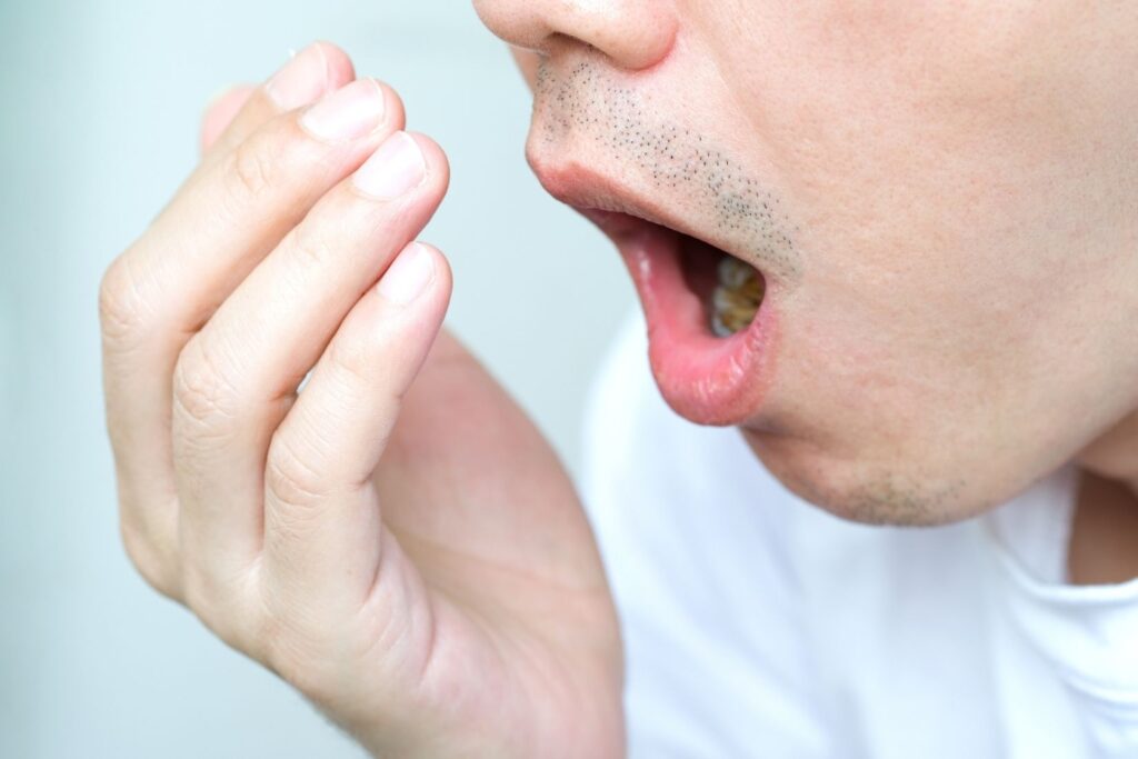 Ağız kokusunun ağız içi ve genel nedenlerini, günlük ağız bakımının önemini gösteren bilgilendirici görsel.