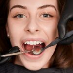 Diş eti hastalıklarının erken belirtilerini ve sağlıklı diş eti yapısını gösteren bilgilendirici görsel.