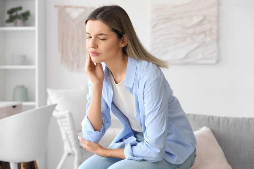 Diş hassasiyetine neden olan faktörleri ve sıcak-soğuk sızlamasının diş yapısındaki etkilerini gösteren bilgilendirici görsel.