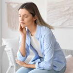 Diş hassasiyetine neden olan faktörleri ve sıcak-soğuk sızlamasının diş yapısındaki etkilerini gösteren bilgilendirici görsel.