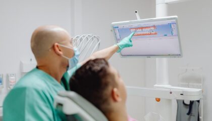 Diş tedavileri sonrası iyileşme döneminde ağız bakımına ve günlük alışkanlıklara dikkat edilmesi gerekenleri gösteren görsel.