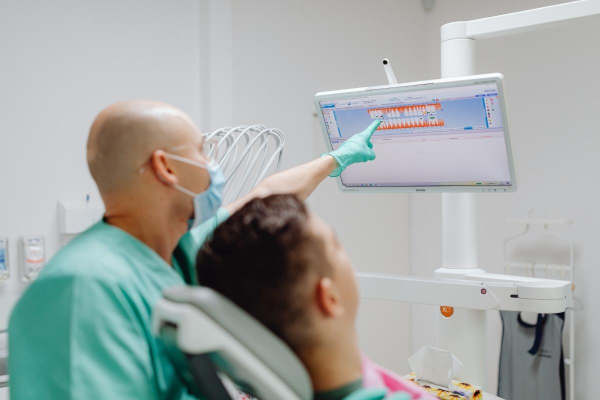 Diş tedavileri sonrası iyileşme döneminde ağız bakımına ve günlük alışkanlıklara dikkat edilmesi gerekenleri gösteren görsel.