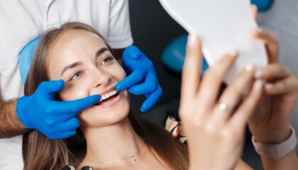 Pembe estetikte diş eti konturları, simetri ve diş–diş eti uyumunun gülüş estetiğine etkisini gösteren görsel.