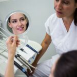 Estetik diş tedavileri sonrası doğal gülüş görünümünü ve düzenli bakımın önemini gösteren bilgilendirici görsel.