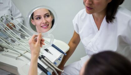 Estetik diş tedavileri sonrası doğal gülüş görünümünü ve düzenli bakımın önemini gösteren bilgilendirici görsel.