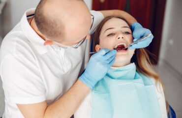 Kanal tedavisi ile diş çekimi arasındaki farkları ve dişi koruma sürecini anlatan bilgilendirici görsel.