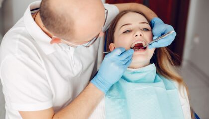 Kanal tedavisi ile diş çekimi arasındaki farkları ve dişi koruma sürecini anlatan bilgilendirici görsel.