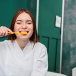 Ramazan’da sahur ve iftar sonrası doğru ağız bakımını gösteren bilgilendirici diş sağlığı görseli.