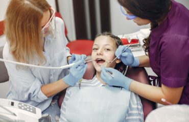 Süt dişlerinde çürük oluşumunu ve çocuklarda ağız bakımının önemini gösteren bilgilendirici görsel.