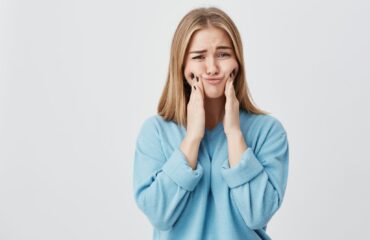 dis-sikma-bruksizm-estetik-kaplamalari-etkiler-mi Bruksizmin diş kaplamaları üzerindeki baskı etkisini ve gece plağı kullanımını gösteren bilgilendirici görsel.