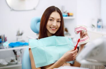 Gece saatlerinde diş ağrısı yaşayan bir hastanın diş hekimi muayenesini gösteren bilgilendirici görsel.