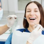 Renk değişimi olan kanal tedavili dişte internal beyazlatma uygulamasını gösteren diş hekimliği görseli.