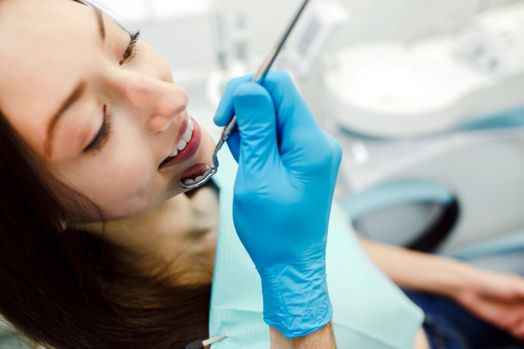 All-on-4 ve All-on-6 implant sistemleriyle sabit protez uygulamasını gösteren çene modeli görseli.