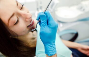 All-on-4 ve All-on-6 implant sistemleriyle sabit protez uygulamasını gösteren çene modeli görseli.