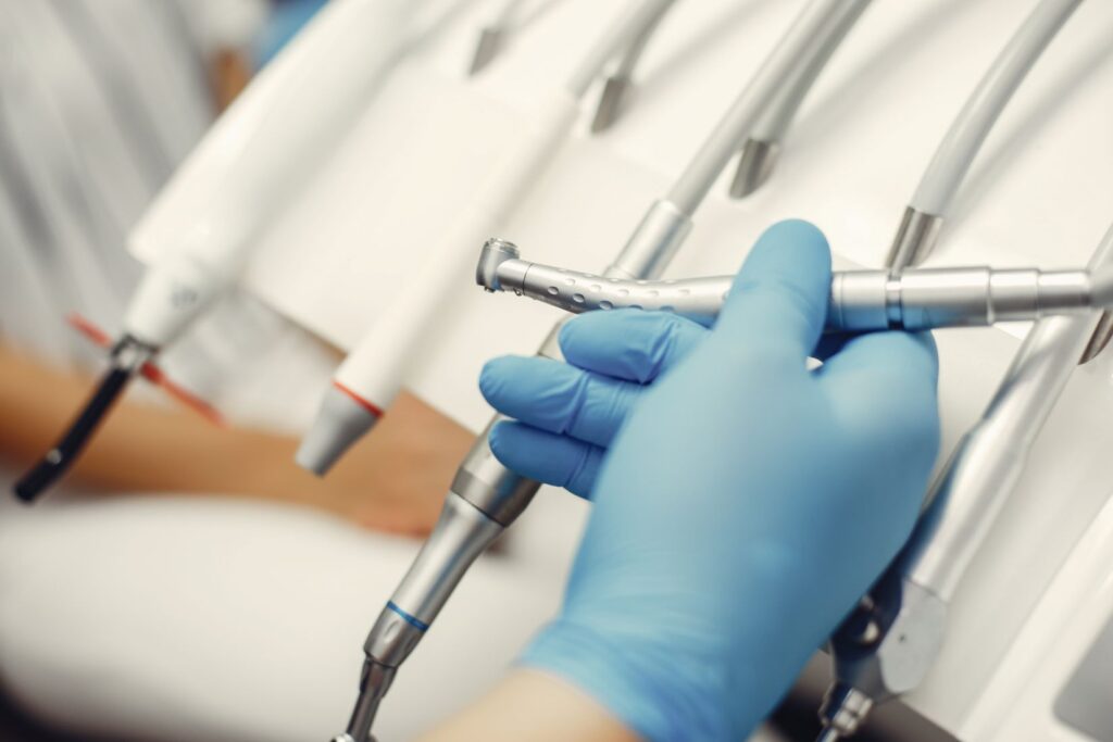 Gece saatlerinde diş ağrısı yaşayan hastanın diş hekimi muayenesini gösteren klinik ortam görseli.
