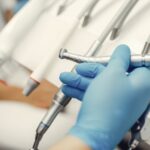 Gece saatlerinde diş ağrısı yaşayan hastanın diş hekimi muayenesini gösteren klinik ortam görseli.