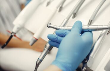 Gece saatlerinde diş ağrısı yaşayan hastanın diş hekimi muayenesini gösteren klinik ortam görseli.