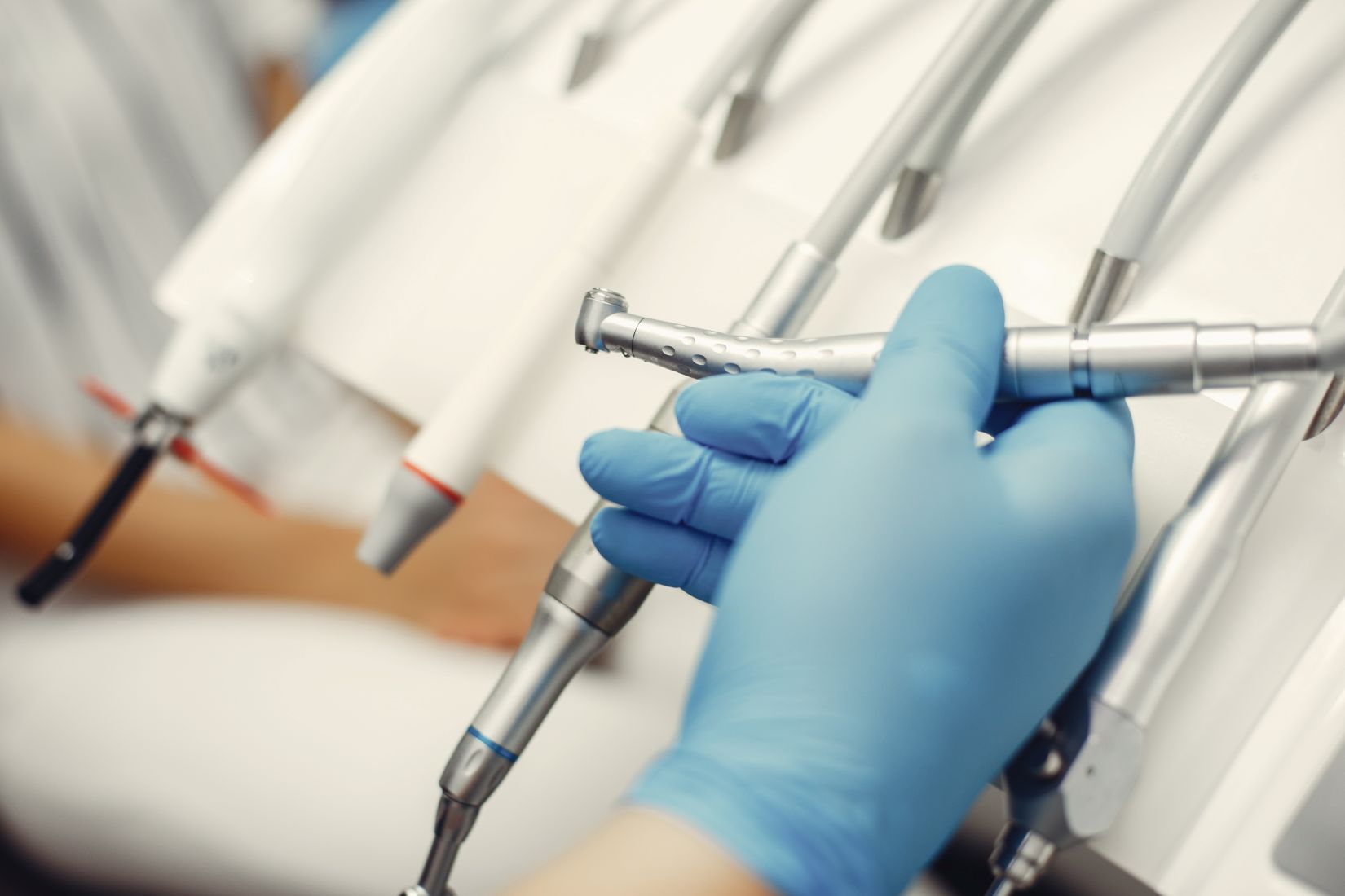 Gece saatlerinde diş ağrısı yaşayan hastanın diş hekimi muayenesini gösteren klinik ortam görseli.