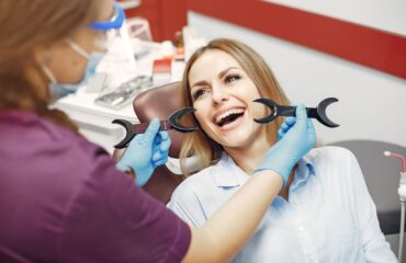 Tek diş eksikliğinde implant ve köprü uygulamalarını karşılaştıran ağız içi tedavi planlama görseli.