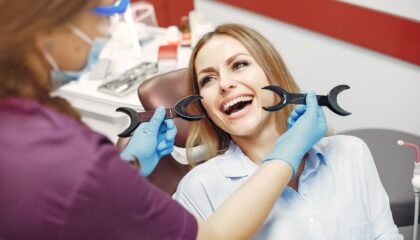 Tek diş eksikliğinde implant ve köprü uygulamalarını karşılaştıran ağız içi tedavi planlama görseli.