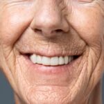 Eksik dişlerin sabit protez ile tamamlanmasını gösteren ağız içi restoratif diş tedavisi görseli.