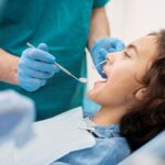 Diş ağrısının farklı nedenlerini değerlendiren diş hekimi muayene sürecini gösteren klinik görsel.