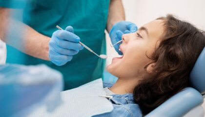 Diş ağrısının farklı nedenlerini değerlendiren diş hekimi muayene sürecini gösteren klinik görsel.