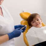 Sedasyon altında çocuk diş tedavisi planlamasını gösteren çocuk diş hekimliği klinik görseli.