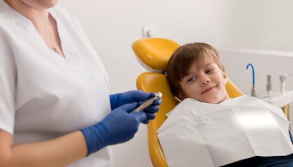 Sedasyon altında çocuk diş tedavisi planlamasını gösteren çocuk diş hekimliği klinik görseli.