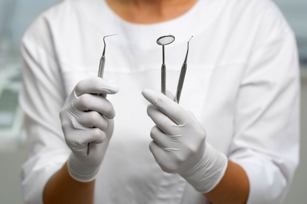Diyabet hastasında implant tedavisi değerlendirmesini gösteren diş hekimliği klinik görseli.