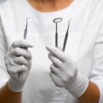 Diyabet hastasında implant tedavisi değerlendirmesini gösteren diş hekimliği klinik görseli.