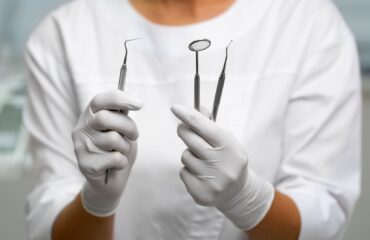 Diyabet hastasında implant tedavisi değerlendirmesini gösteren diş hekimliği klinik görseli.