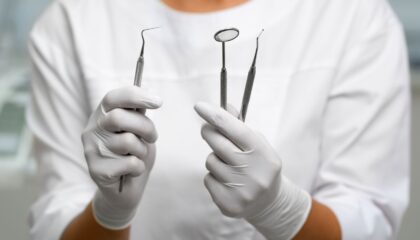Diyabet hastasında implant tedavisi değerlendirmesini gösteren diş hekimliği klinik görseli.