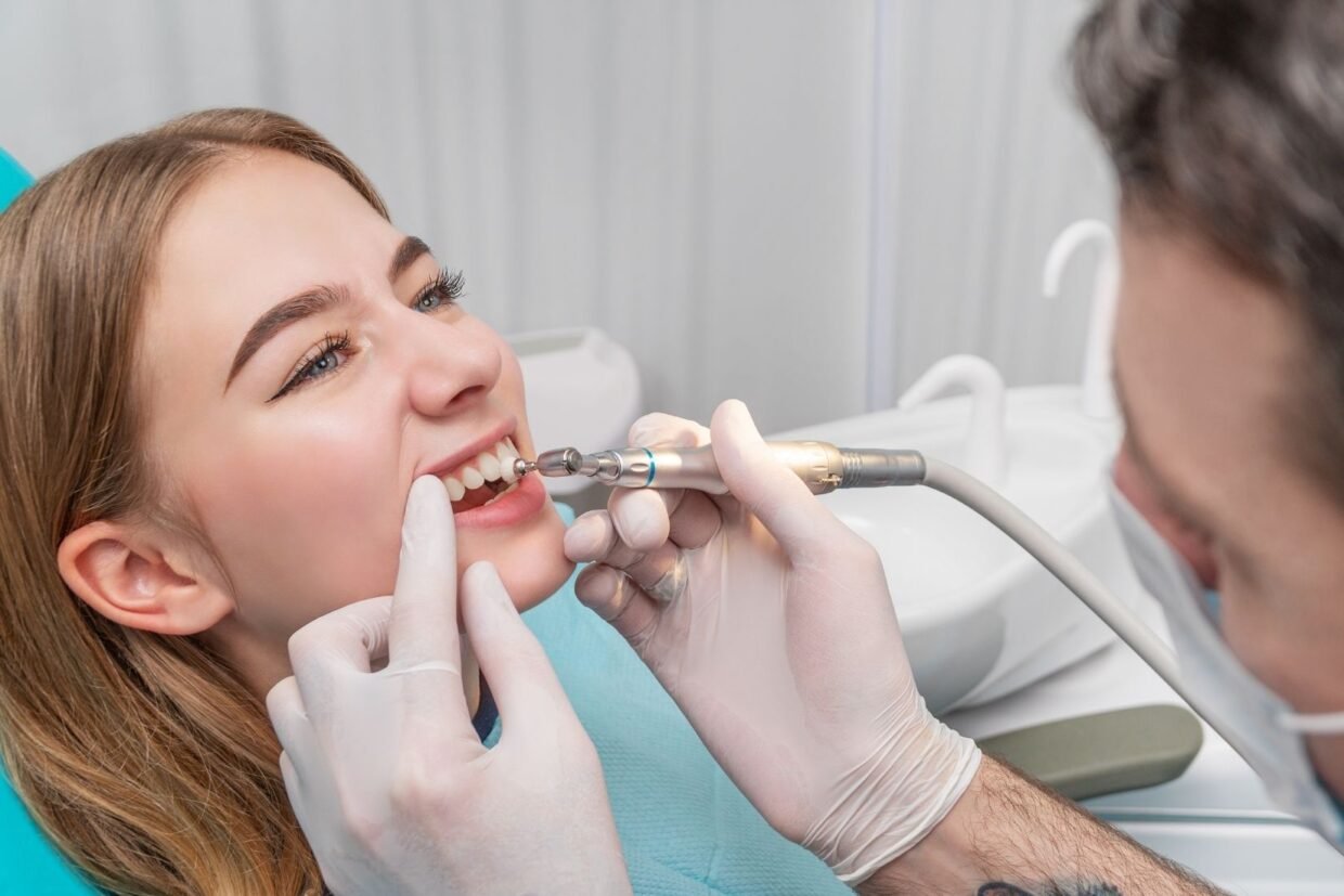 Estetik diş tedavileri planlaması sırasında diş, diş eti ve gülüş analizini gösteren klinik görüntü.