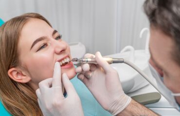 Estetik diş tedavileri planlaması sırasında diş, diş eti ve gülüş analizini gösteren klinik görüntü.