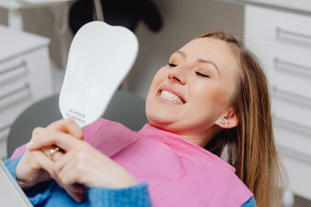 Dijital Smile Design sürecinde yüz, diş ve diş eti oranlarının bilgisayar ortamında değerlendirildiği klinik planlama.