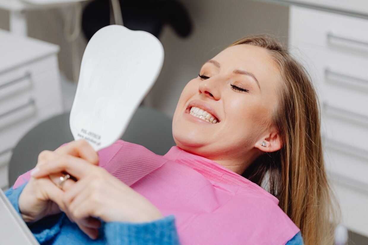 Dijital Smile Design sürecinde yüz, diş ve diş eti oranlarının bilgisayar ortamında değerlendirildiği klinik planlama.