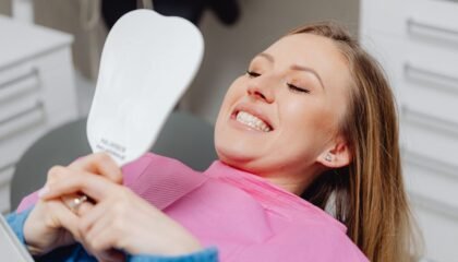 Dijital Smile Design sürecinde yüz, diş ve diş eti oranlarının bilgisayar ortamında değerlendirildiği klinik planlama.