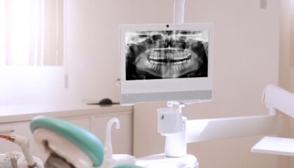 Konya’da diş hekimi muayenesinde diş, diş eti, kapanış ve ağız içi dokuların değerlendirildiği klinik muayene.